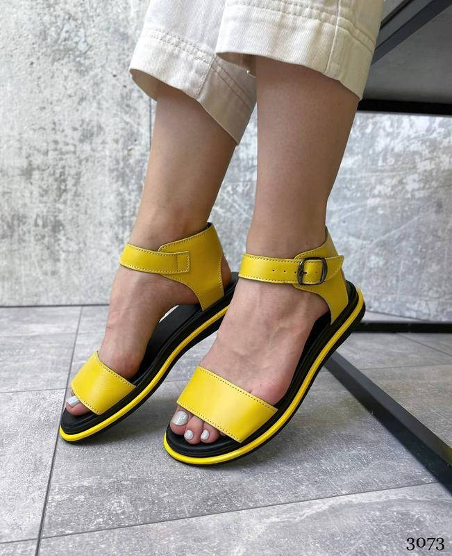 

Женские босоножки желтые на низком ходу, натуральная кожа