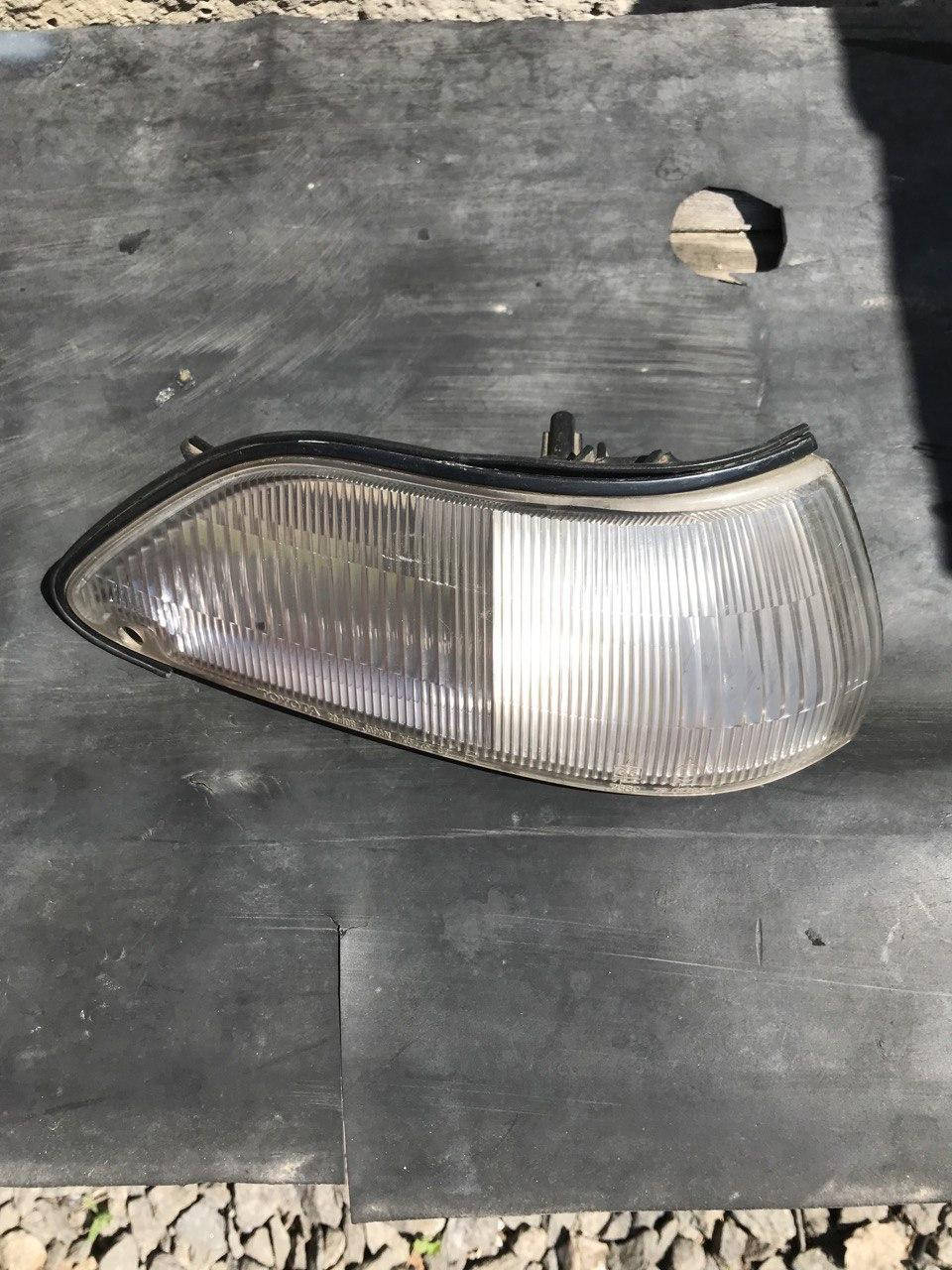 

Габарит передний правый для Toyota Carina 2. 1990 г.в.