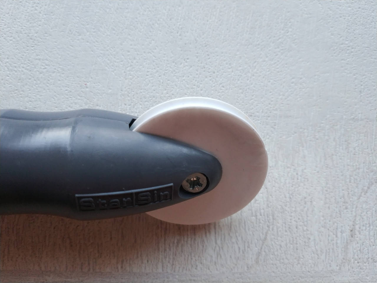 

Ролик для закатки шнура москитной сетки.