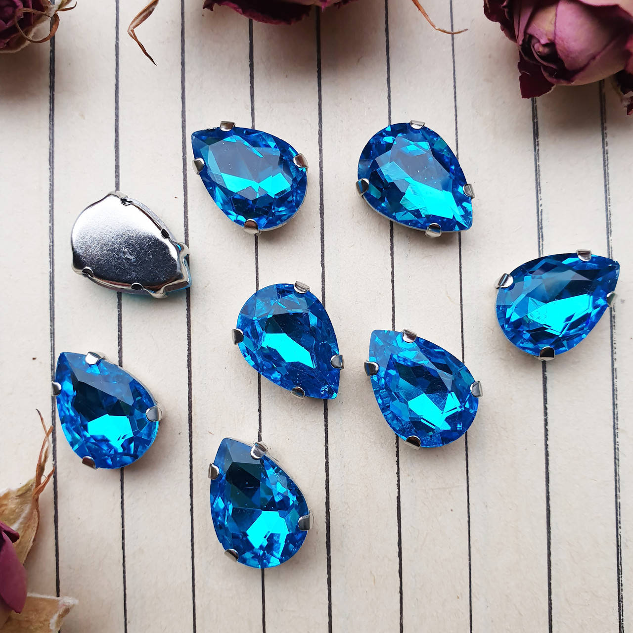 

Стрази в цапах, крапля 10*14 мм, колір Aquamarine