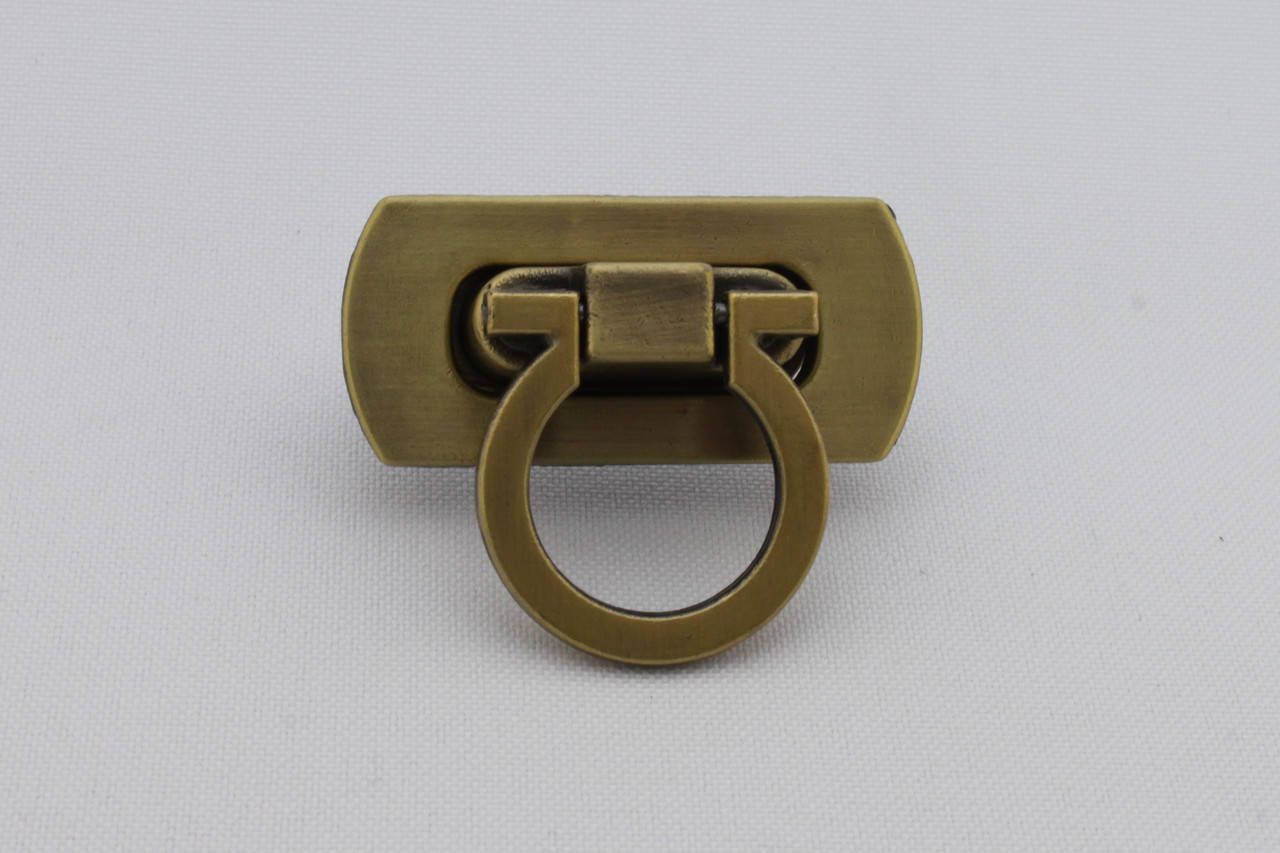 

Замок поворотный для сумки, размер - 38 мм*17 мм, цвет - антик, артикул СК 5126