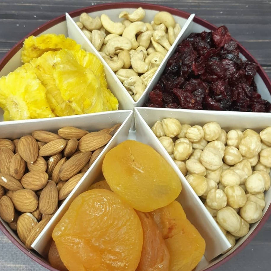 

Подарочный набор из орехов и сухофруктов 0,800 Диаметр коробки 21см. Высота 5 см.