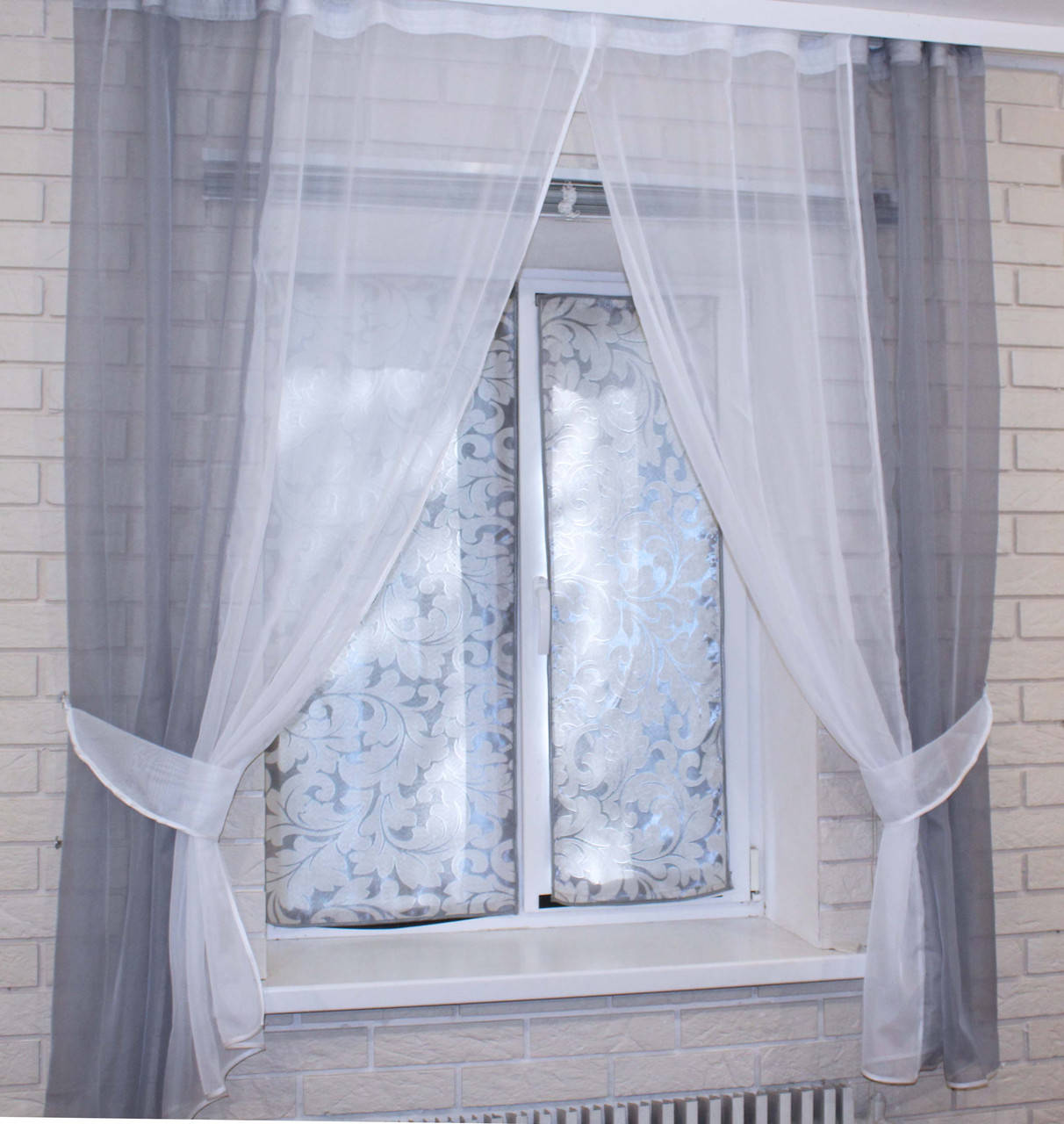 

Кухонные шторы (265х170см). На карниз 1-1,5м.. Цвет серый с белым. 017к