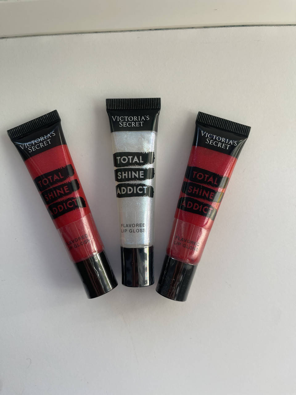 

Блеск , бальзам для губ Victoria's Secret Total Shine Addict