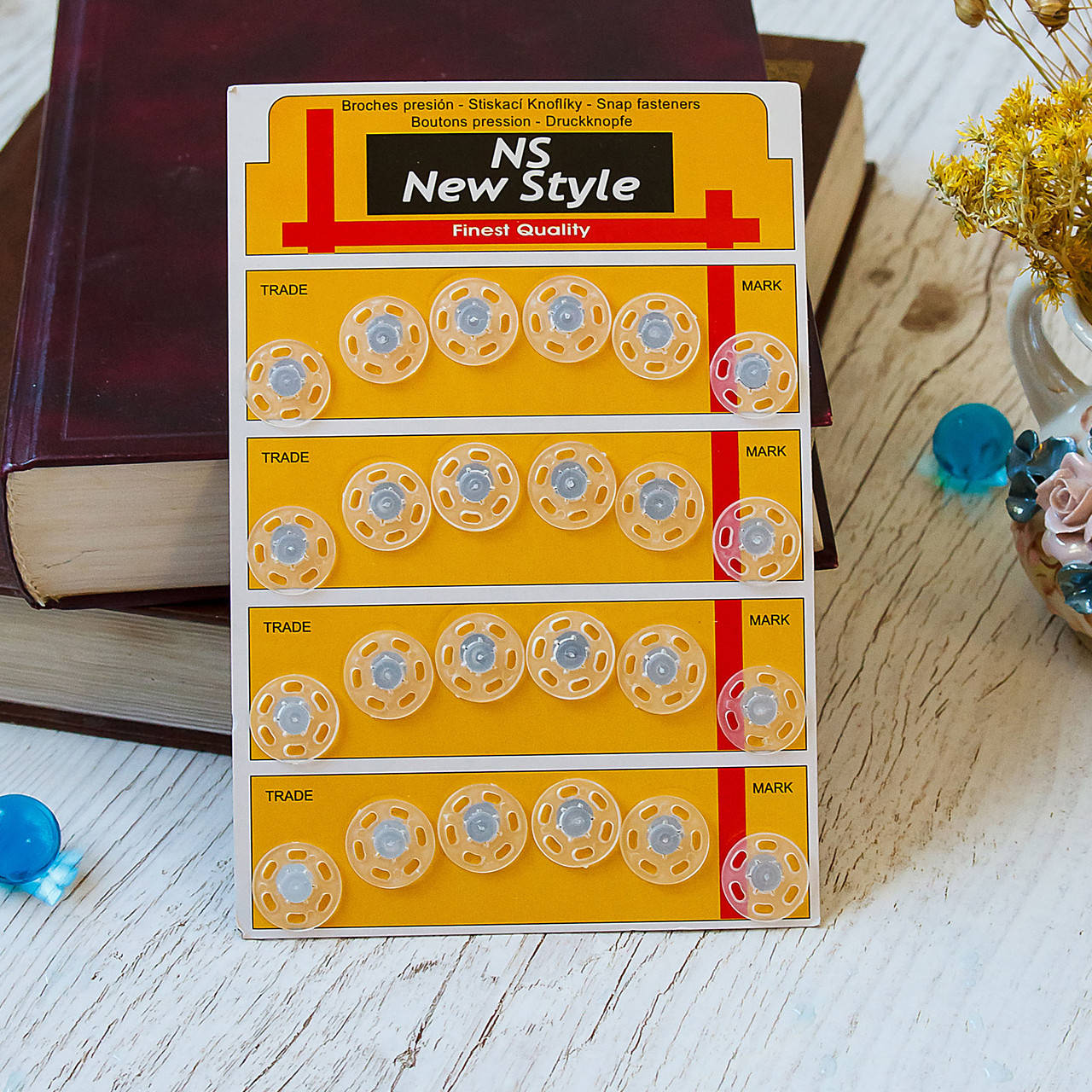 

Кнопки пришивные швейные пластиковые / цвет прозрачный / диаметр 18 мм / упаковка 24 шт