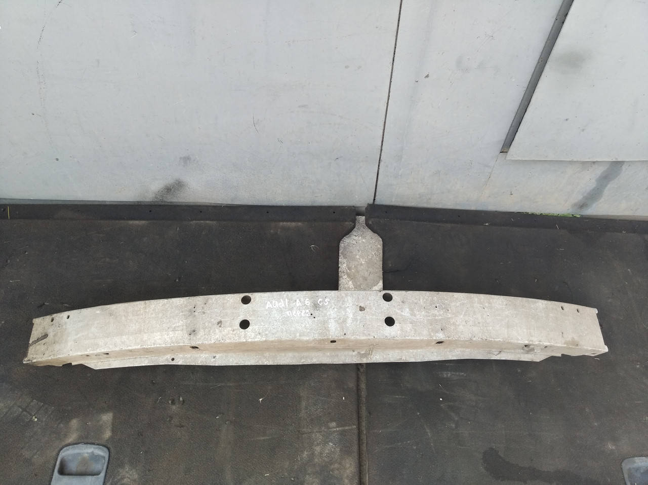 

Усилитель переднего бампера Audi A6 C5 1997-2001 год 4B0807109D дорестайл