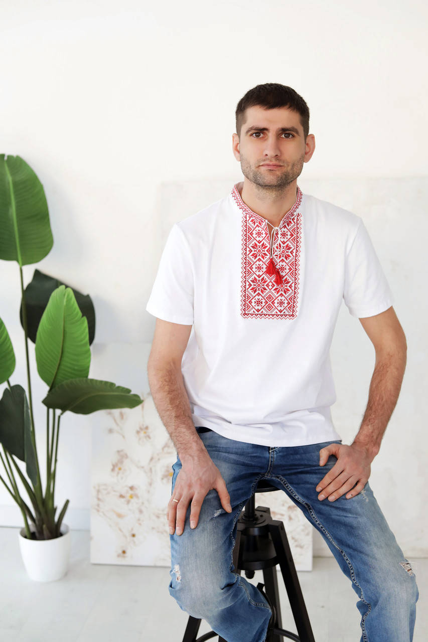 

Мужская вышитая футболка с вышитыми узорами