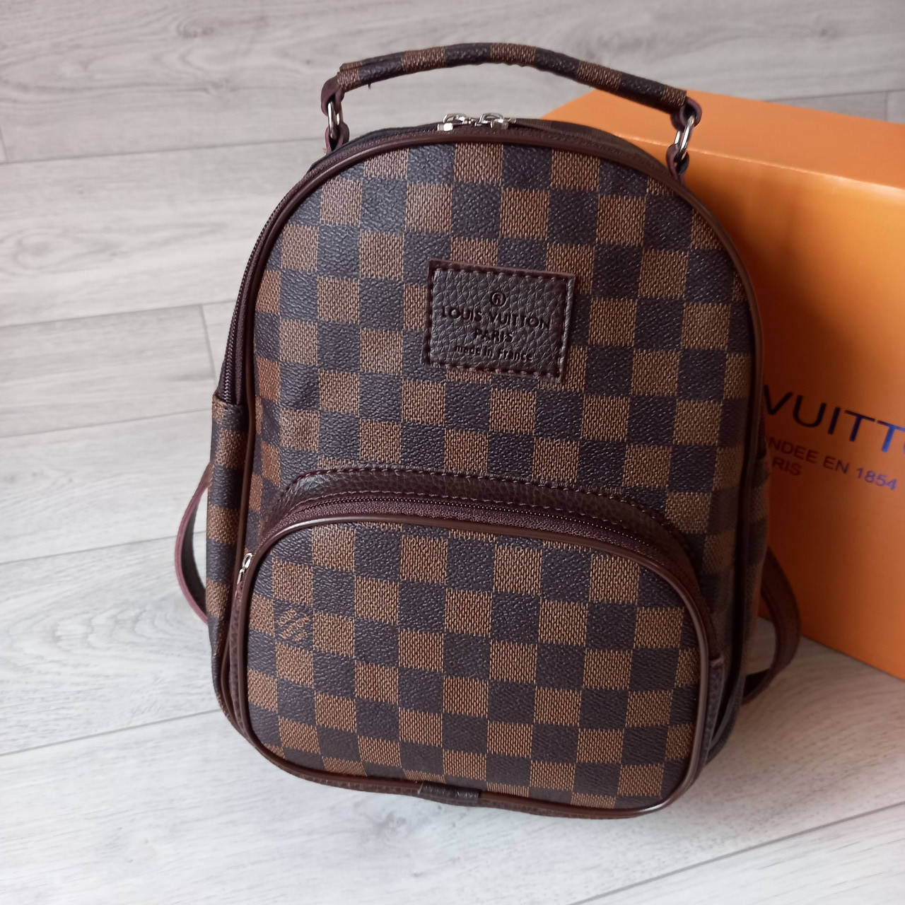 

Рюкзак Луи Витон Коричневая клетка​ - стильный рюкзак Louis Vuitton можно носить и сумкой, Коричневый