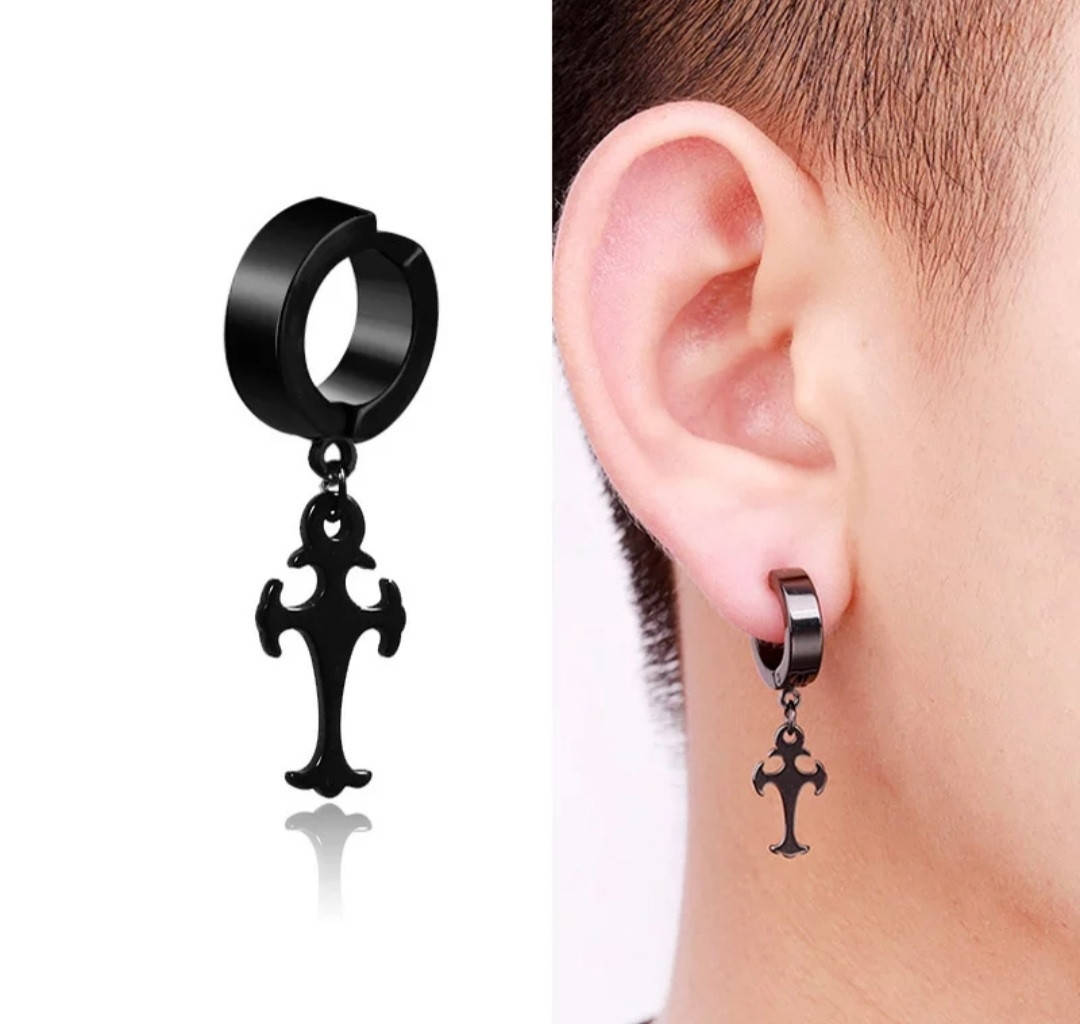 

Серьга клипса крест мужская чёрная на одно ухо в виде креста из нержавеющей стали