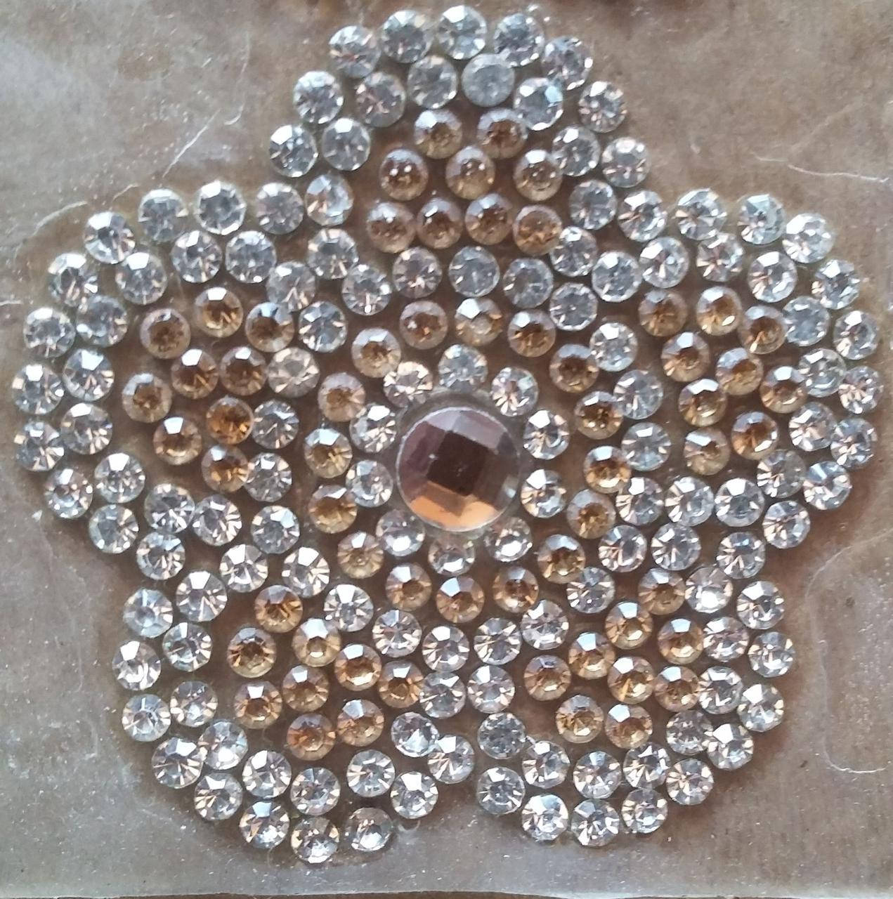 

3,8х3,8см. Стразовая термоаппликация. Цветок. Стекло.