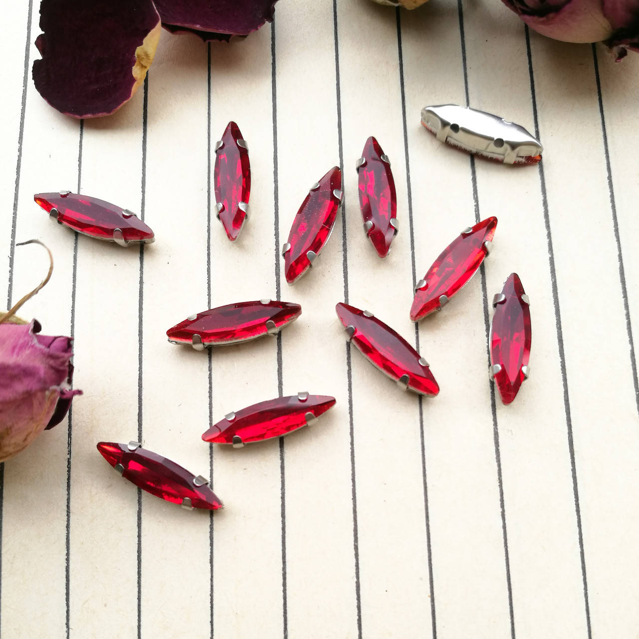 

Стрази в цапах, голочка 4*15 мм, колір Light Siam