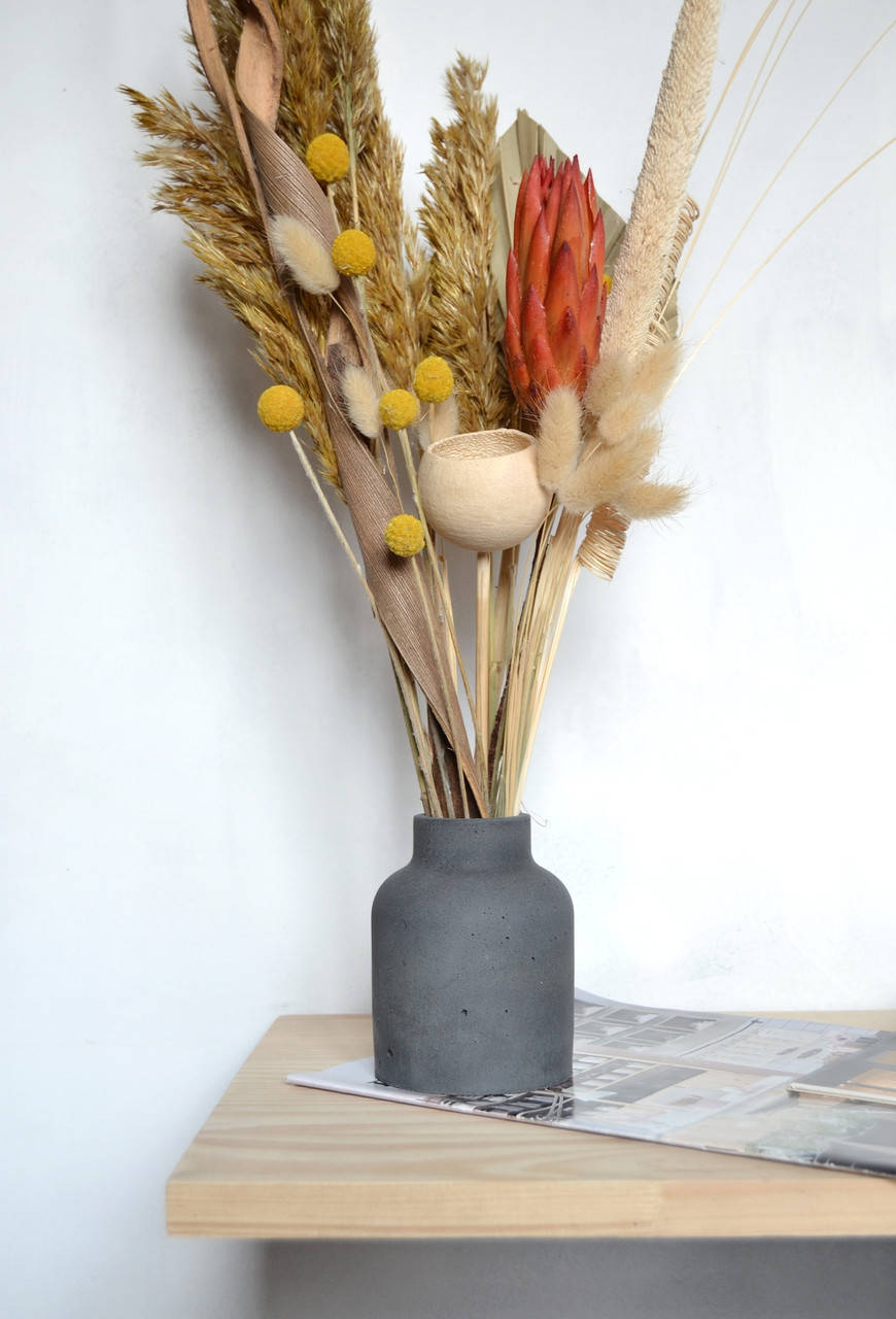 

Букет сухоцветов в вазе из бетона