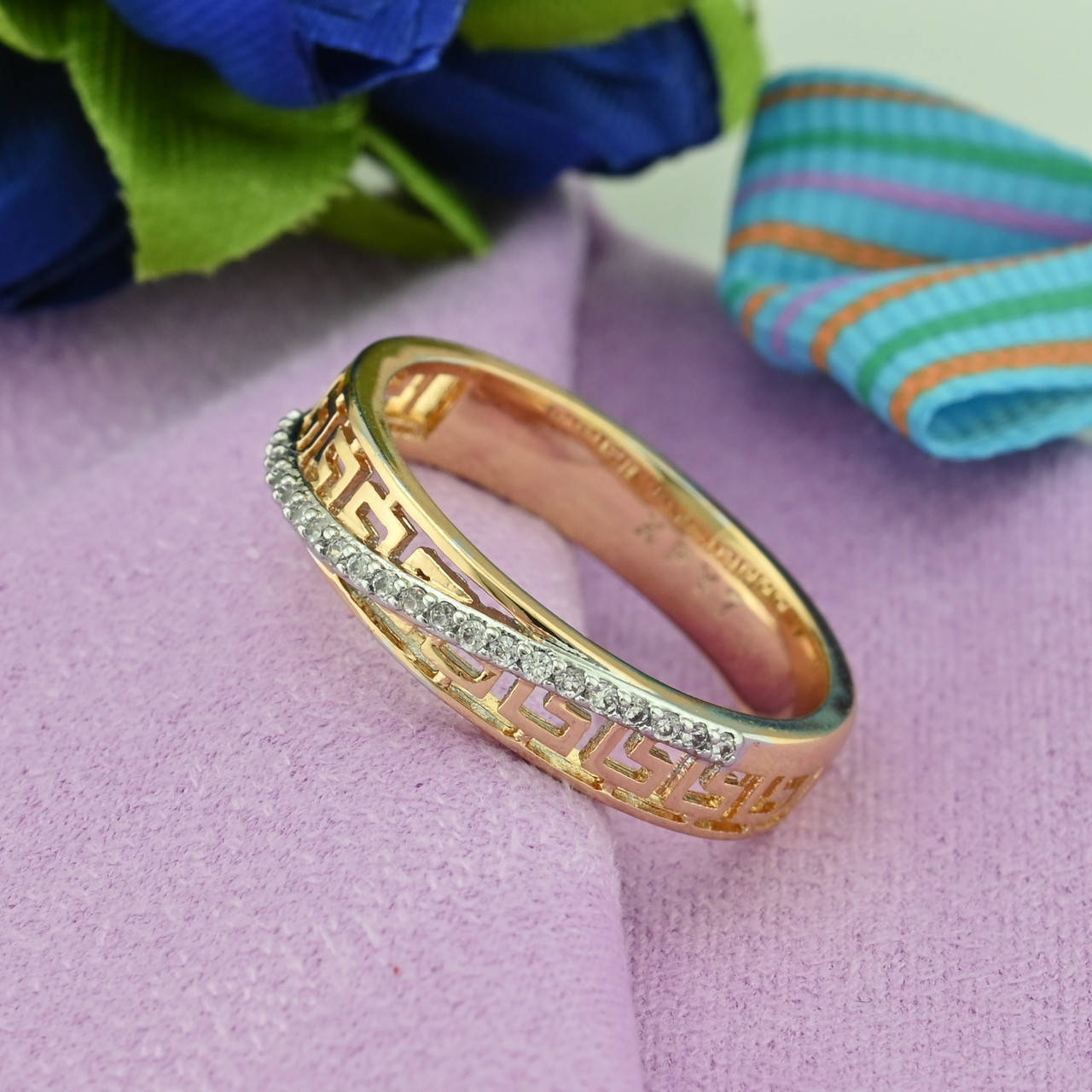 

Кольцо Xuping 15213 ширина 4 мм белые фианиты позолота с родированием 18К размер 17