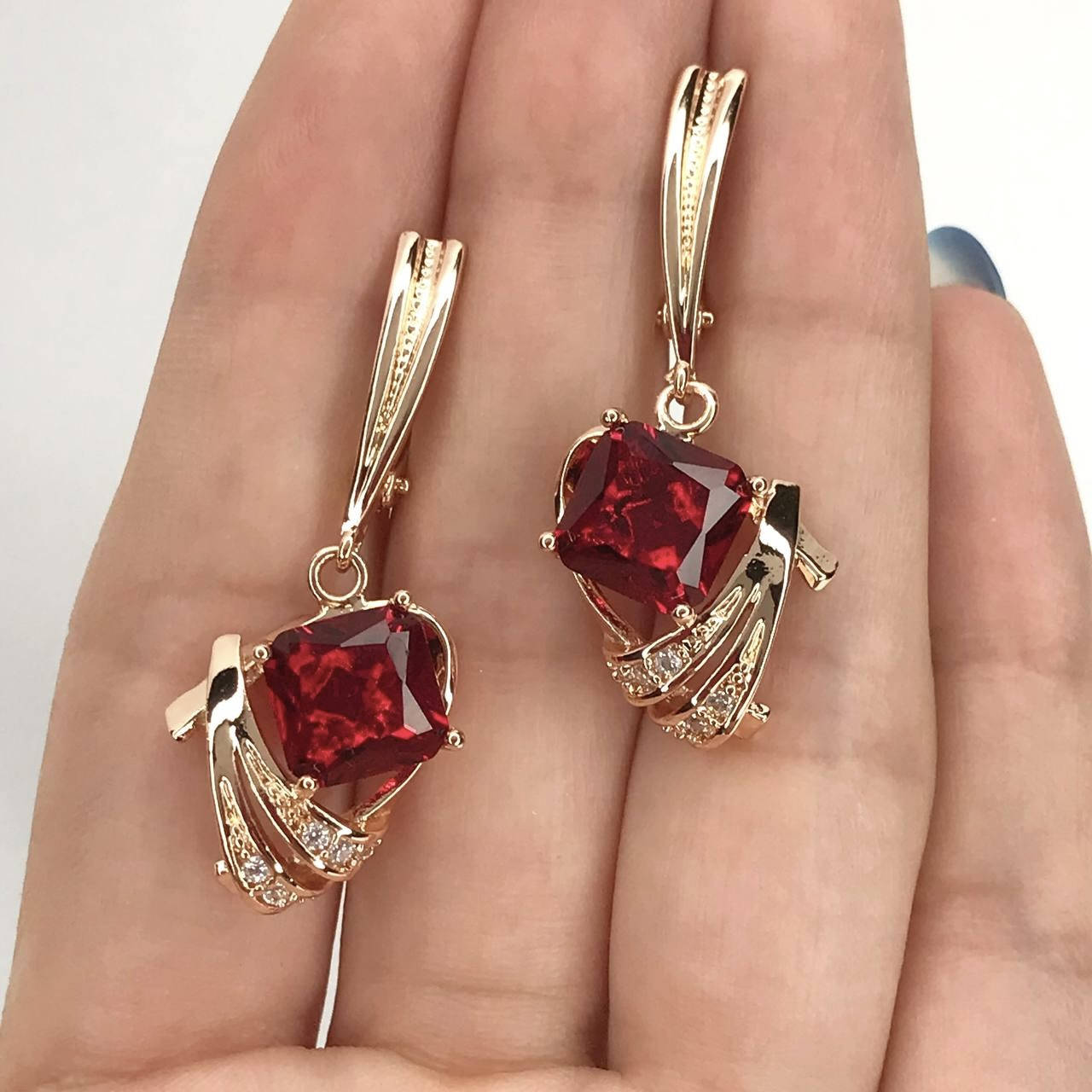 

Серьги с красными кристаллами покрытие розовым золотом 18к.