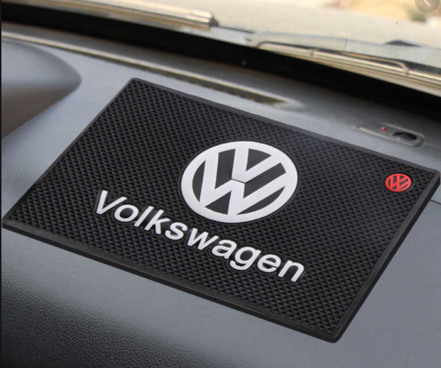 

Противоскользящий силиконовый коврик на торпеду авто с логотипом "Volkswagen"