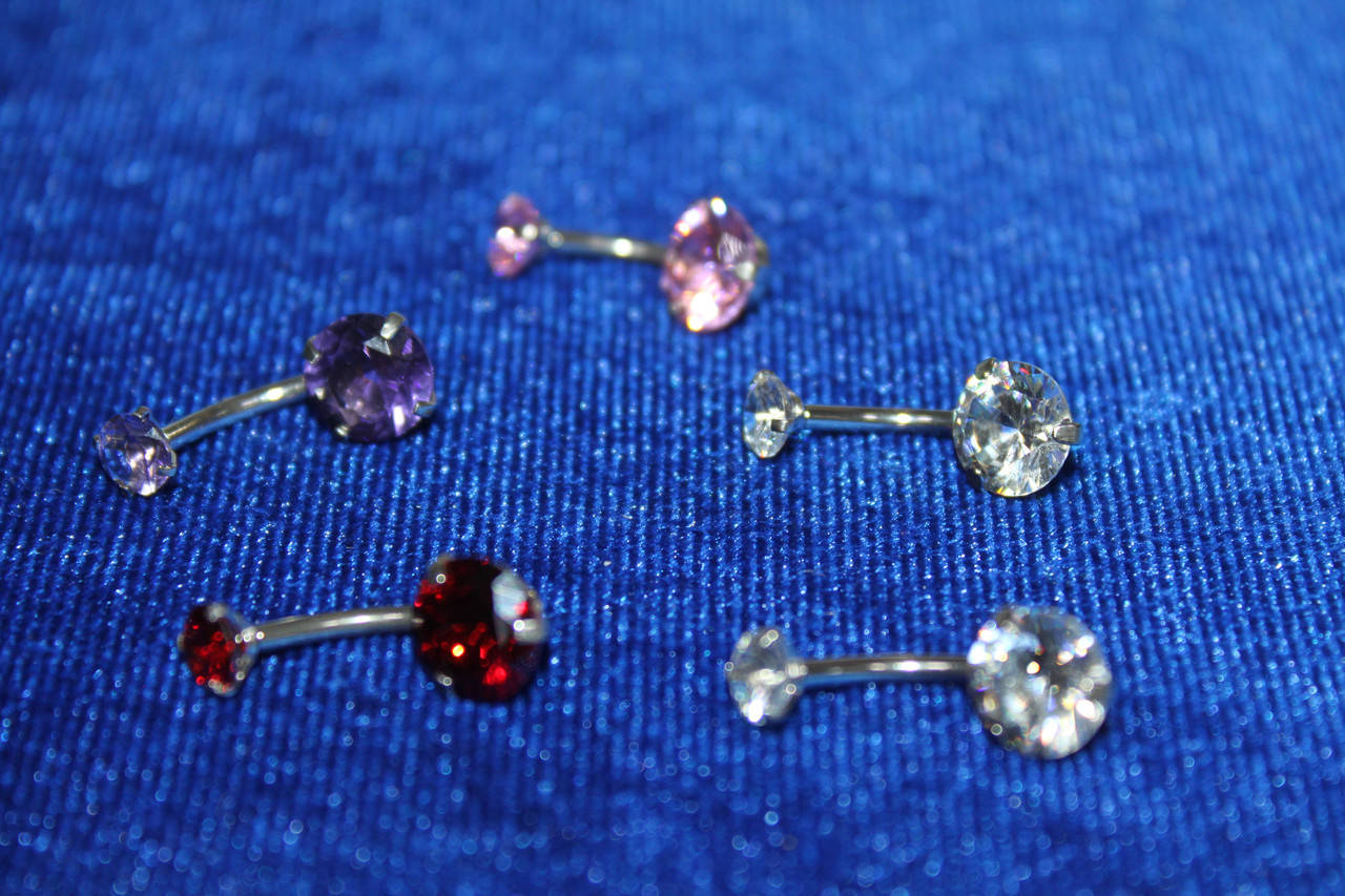 

Красивая сережка для пирсинга пупка серебристая два камня медицинская сталь 15 мм 1шт