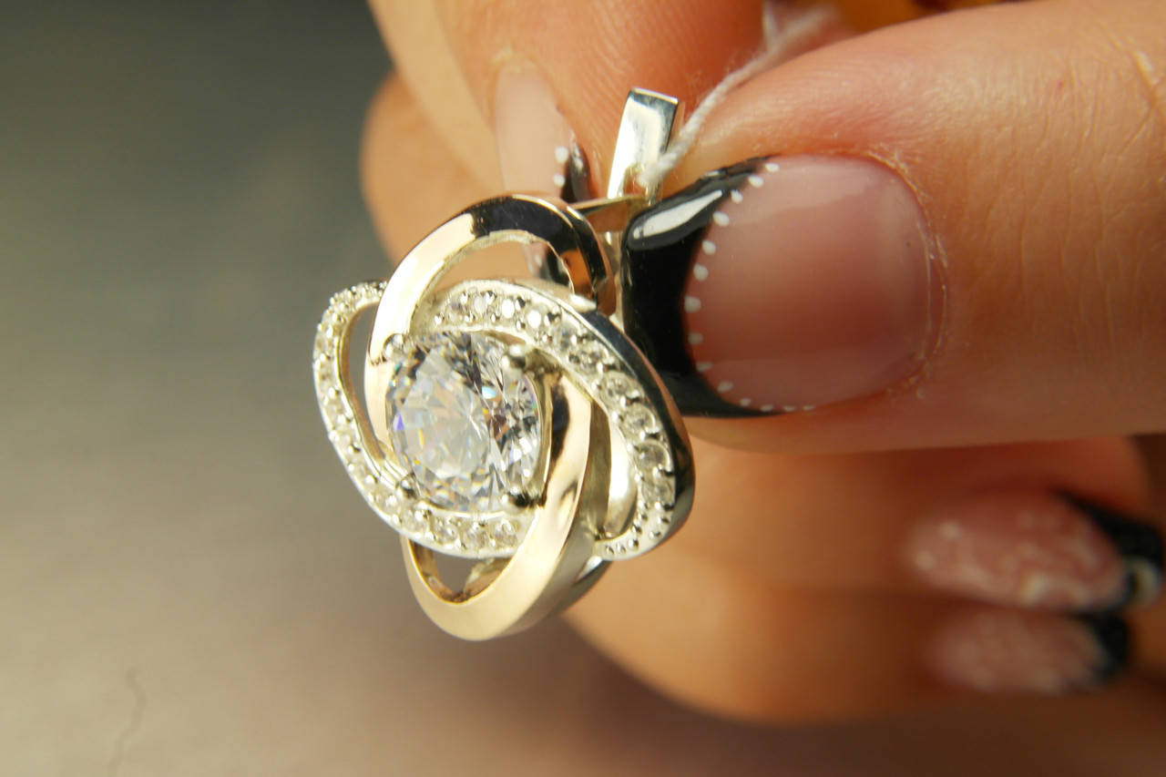 

Серьги из серебра 925 с золотом и белыми прозрачными камнями