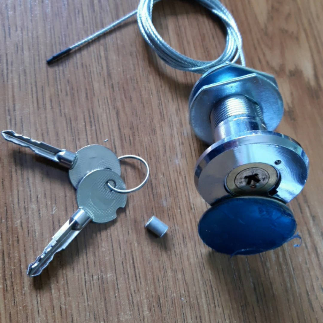 

Замок аварийного разблокирования секционных ворот с крышкой