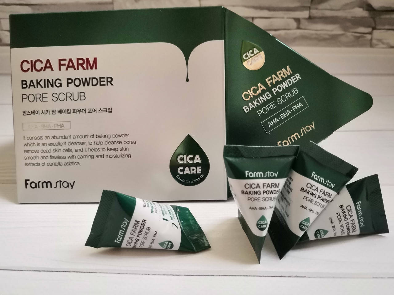 

Очищающий скраб с центеллой азиатской FarmStay Cica Farm Baking Powder Pore Scrub