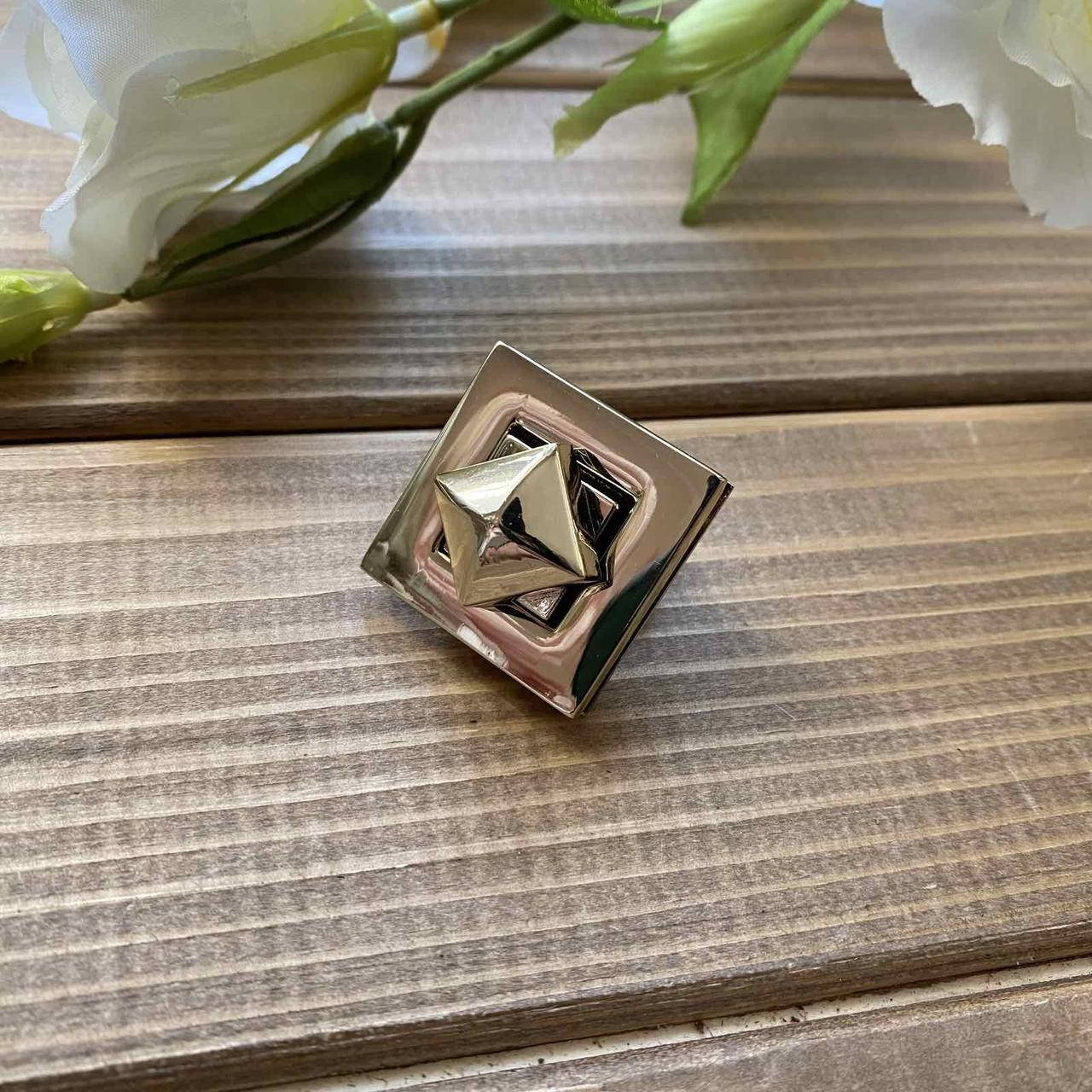 

Замок Квадрат золото