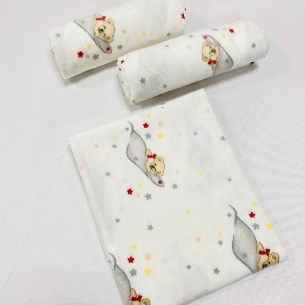 

Пеленка детская (фланель) мишки с красно-серыми звездами. Размер 80х100, Разные цвета