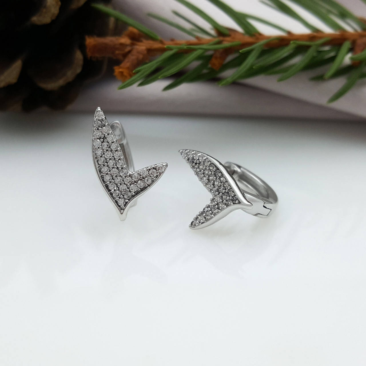 

Серьги Галочка в россыпи камней, медсталь Xuping