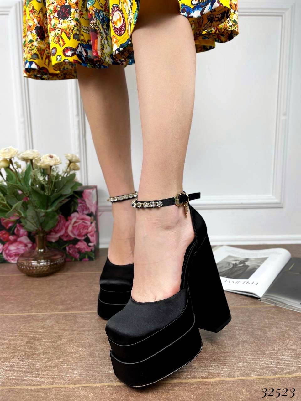 

Женские туфли с украшением на высоком каблуке с квадратным носком чёрные атлас материал, Черный