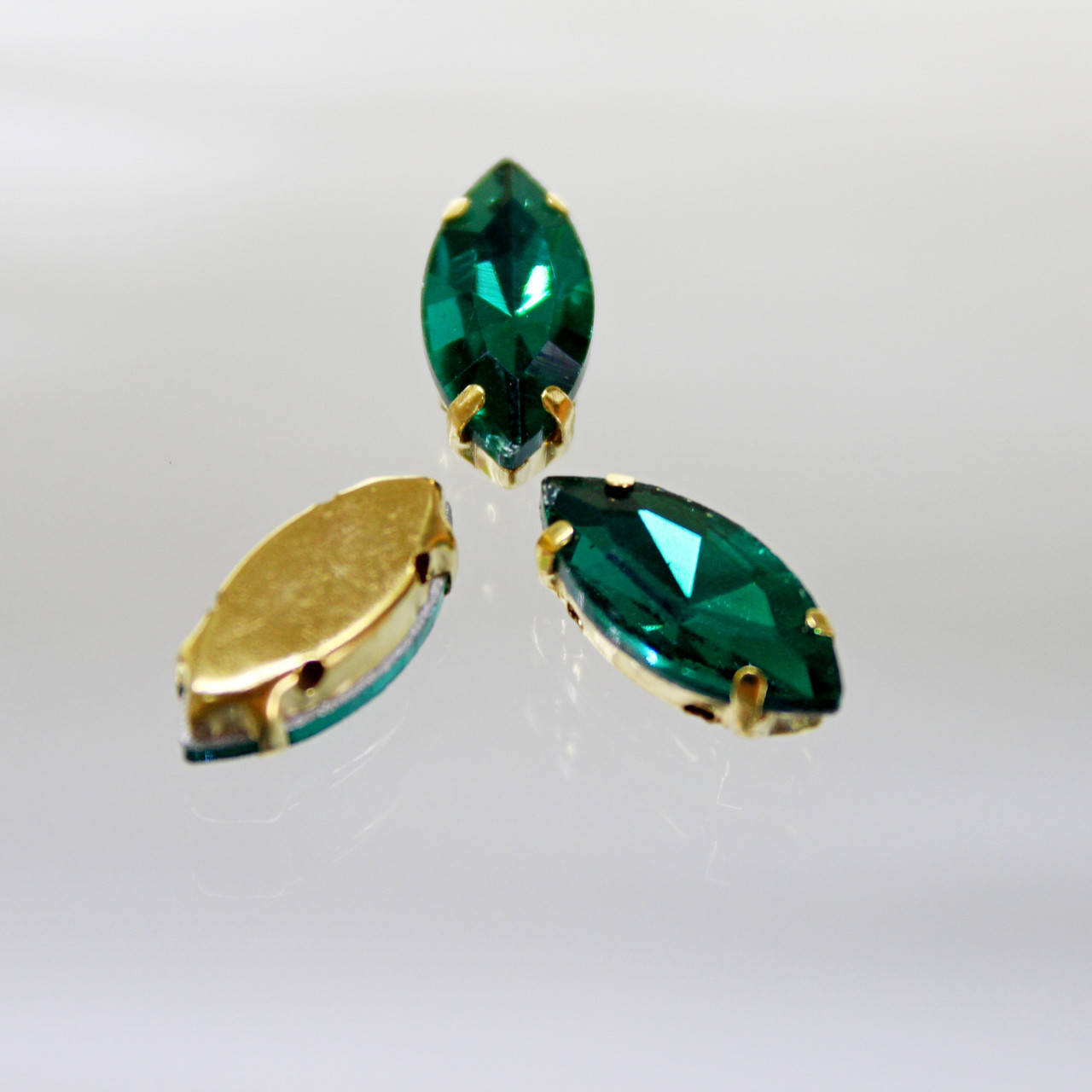 

Cтразы в золотых цапах.Лодочка 7х15мм.Цвет Green Zircon, Белый