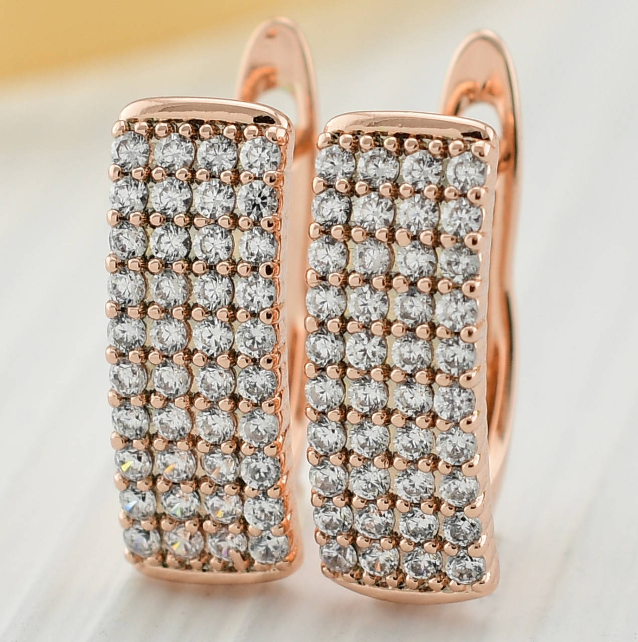 

Серьги Xuping 30530 размер 16х6 мм вес 2.6 г белые фианиты позолота РО