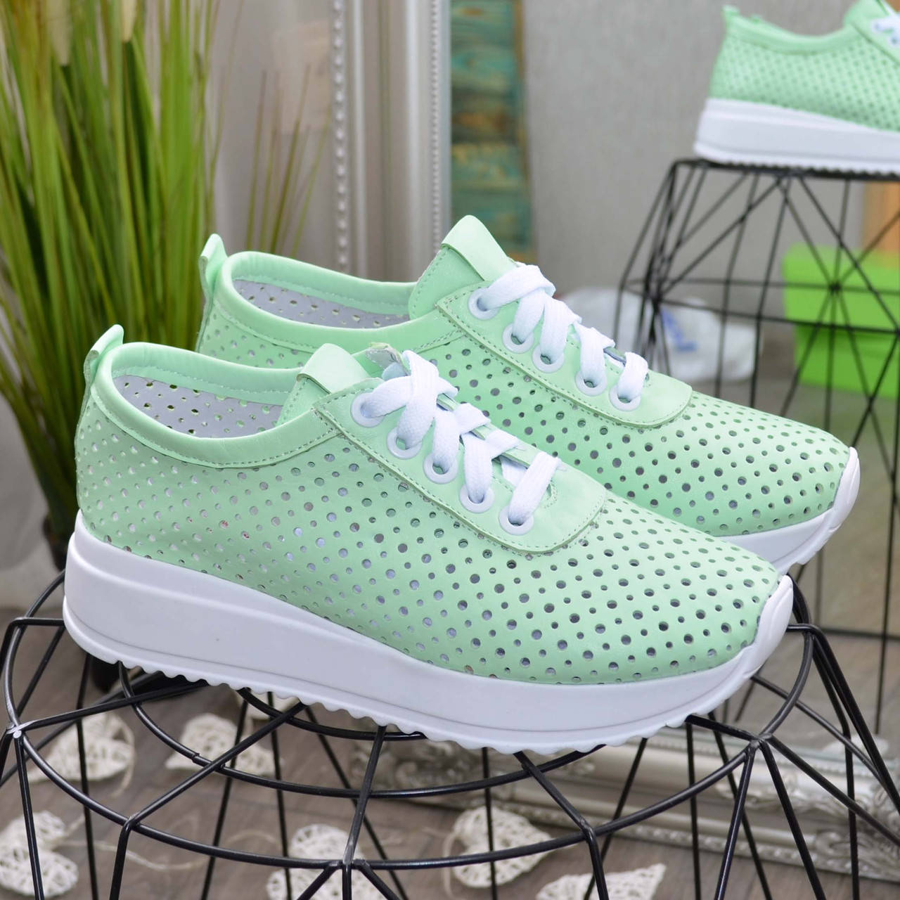 

Мокасины кожаные женские на утолщенной подошве, сквозная перфорация. Цвет мята