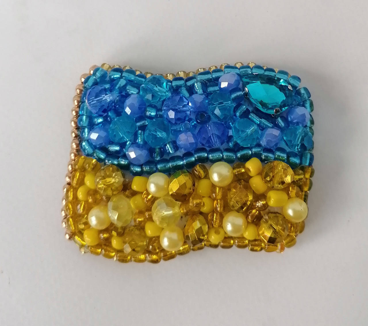 

Брошка прапор України ручна робота патріотичні прикраси з бісеру та кришталю брошь флаг Украины значек брош