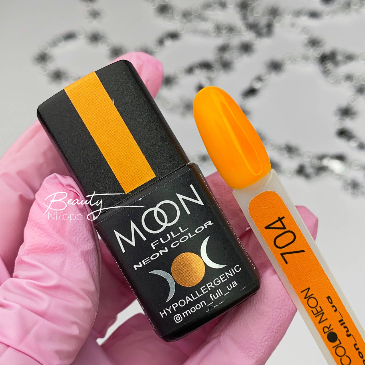 

Гель-лак MOON FULL Neon №704 оранжевый 8 мл