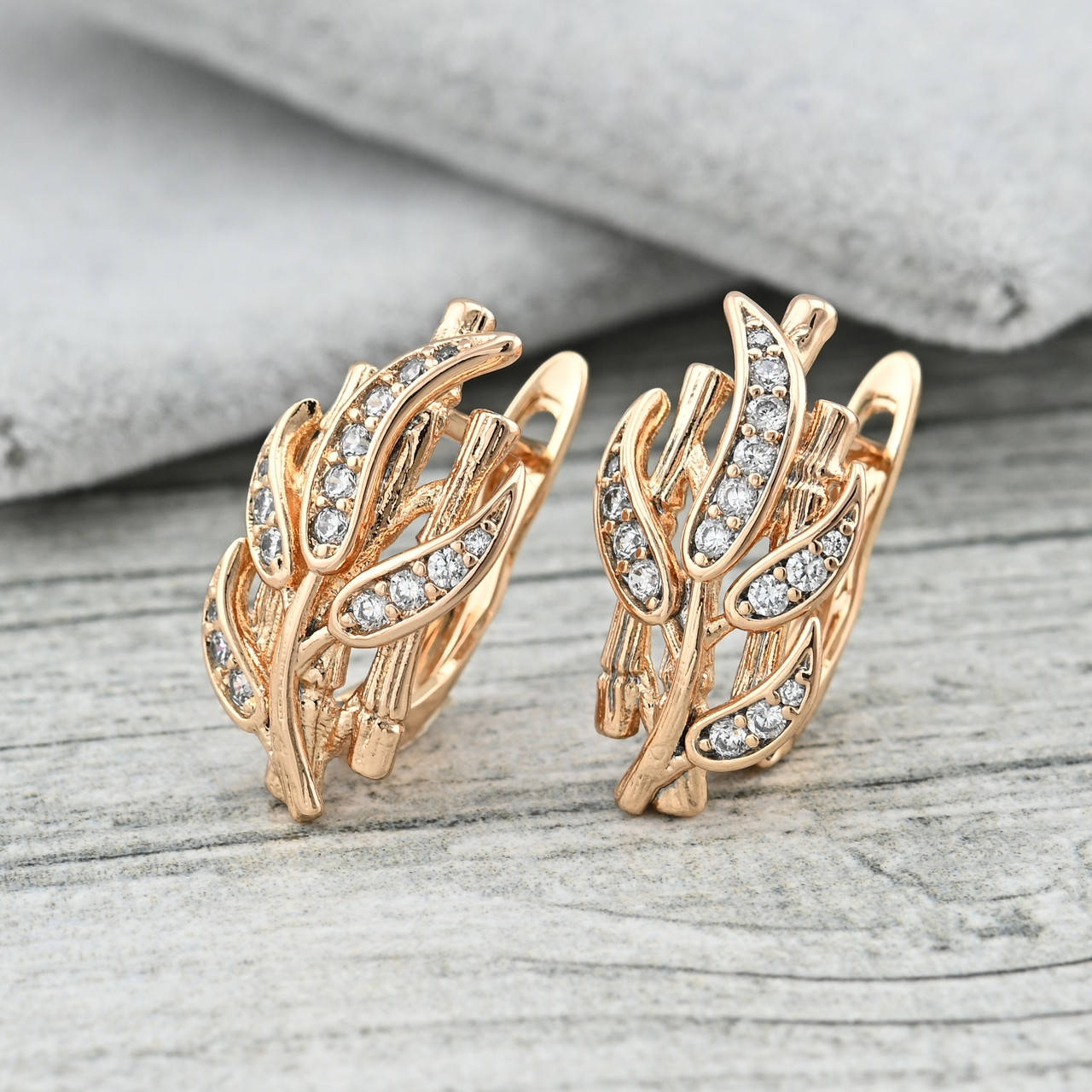 

Серьги 35756 размер 19х10 мм белые фианиты вес 3.6 г позолота 18К