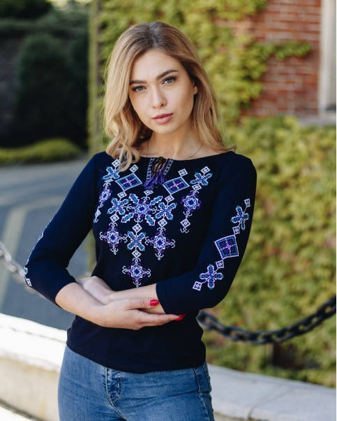 

Вишиванка трикотажна жіноча з фіолетовою вишивкою женская трикотажная вышиванка фиолетовый орнамент, Синий