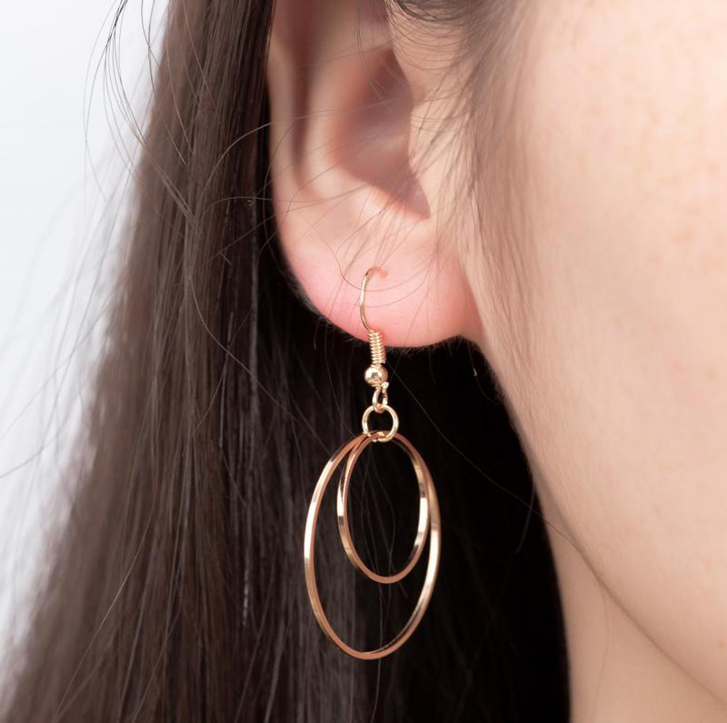 

Серьги подвески двойные кольца золотистого цвета