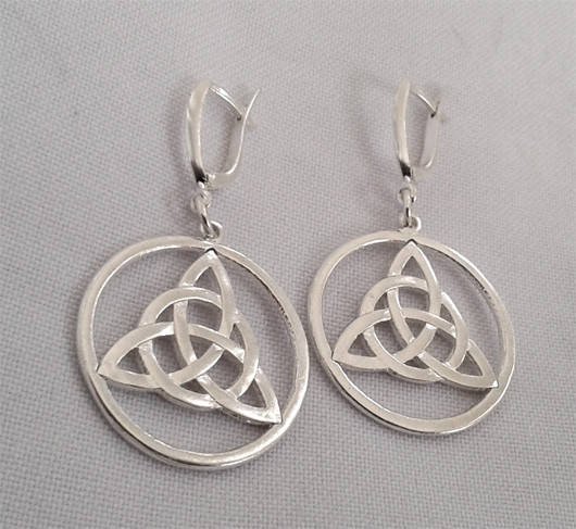 

"Триглав (Трискеле) в круге" серьги на англ. замках из серебра 925-ой пробы