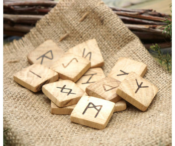 

Набор деревянных рун для гадания с аннотацией Шелковица