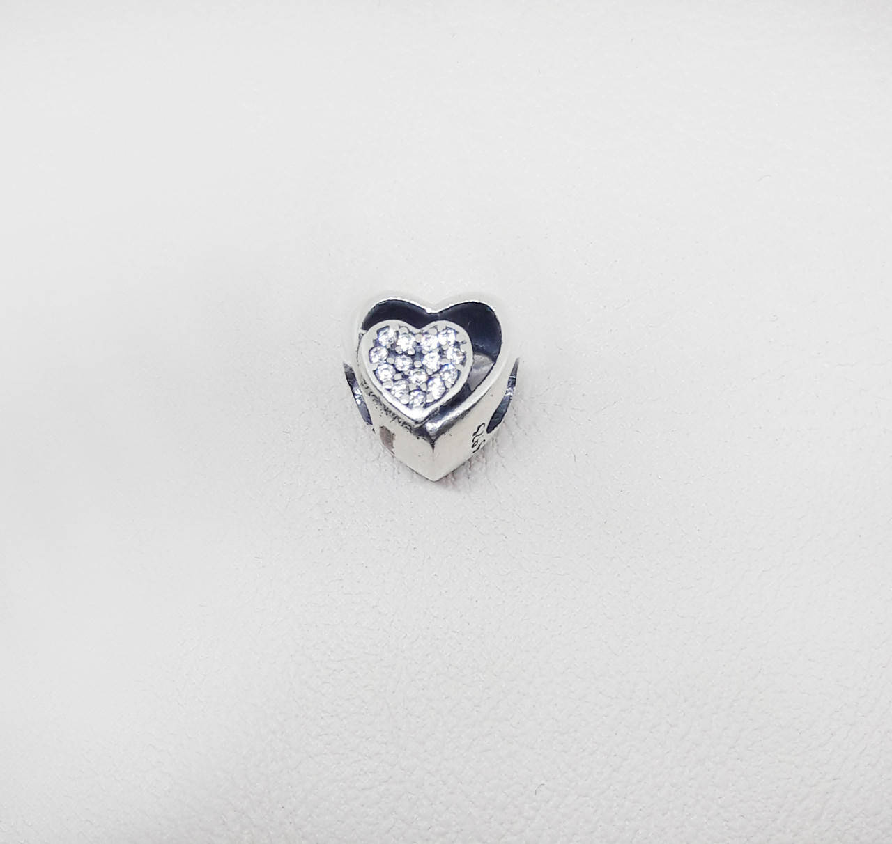 

Шарм серебряный с кубическим цирконием "Сердце" 2,06 г