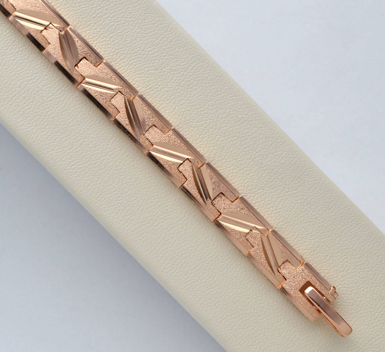 

Браслет с алмазным гранением 18к. длина 19 см. ширина 7 мм.