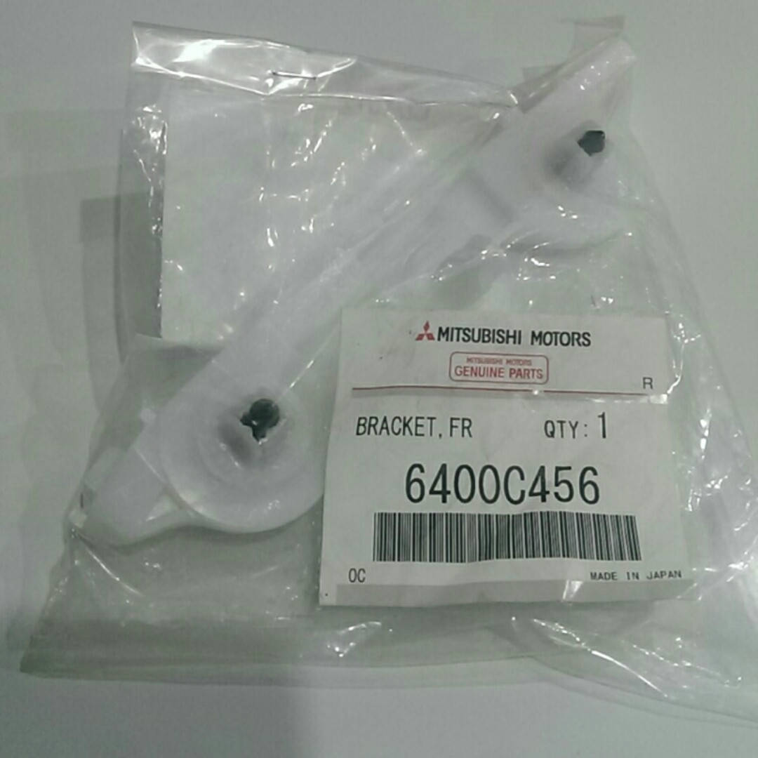 

Кронштейн бампера переднего правый MMC - 6400C456 Outlander XL