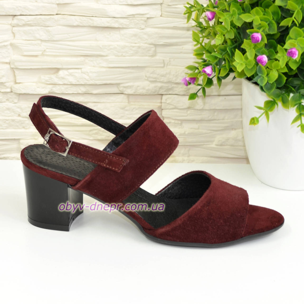 

Женские замшевые бордовые босоножки на невысоком устойчивом каблуке
