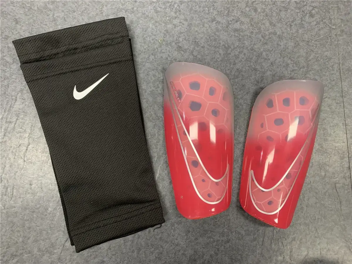 

Футбольные щитки Nike Mercurial Lite