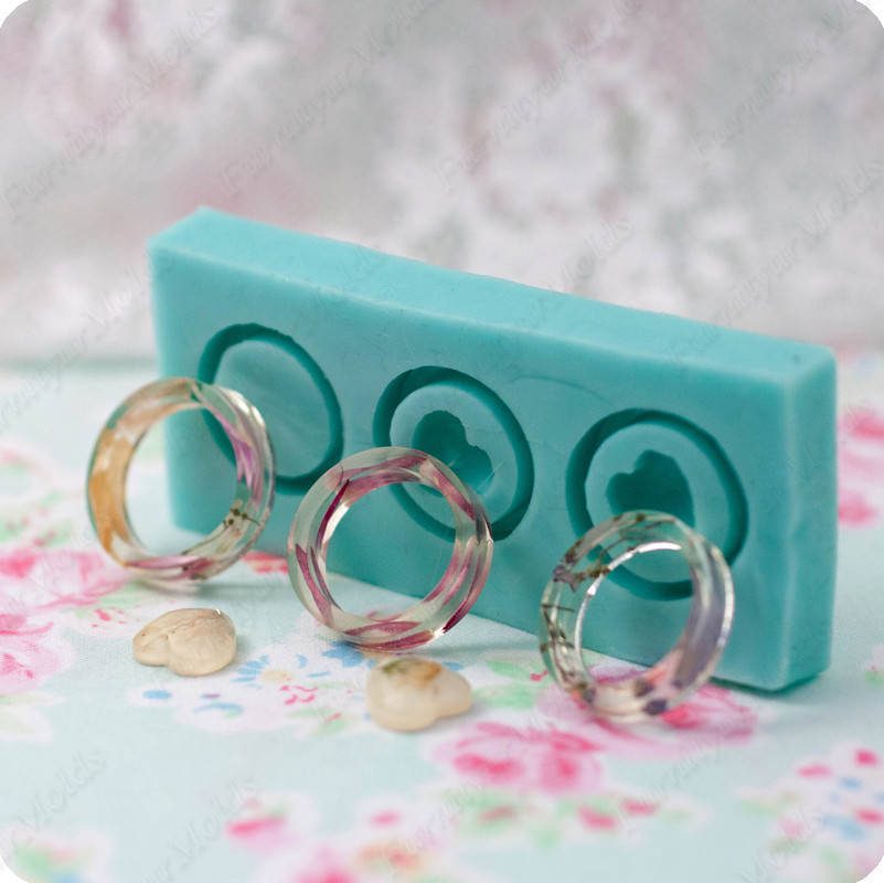 

Силиконовый молд для эпоксидной смолы на 3 кольца размерами 13,5-14-15 (без сердечек)