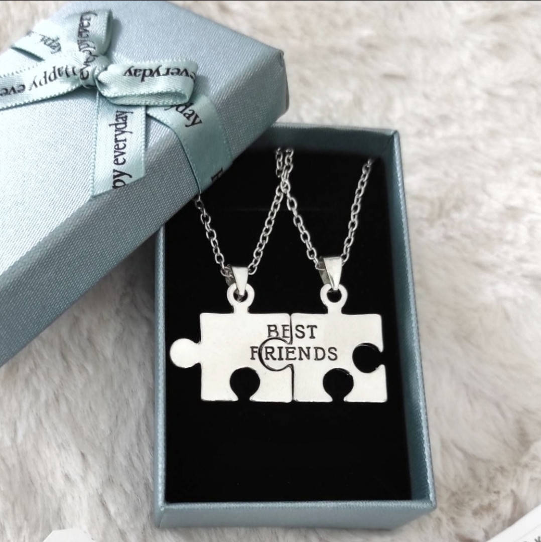 

Парные кулоны пазлы на цепочках подпрок лучшим друзьям разделяемая надпись "Вest friends" в коробочках