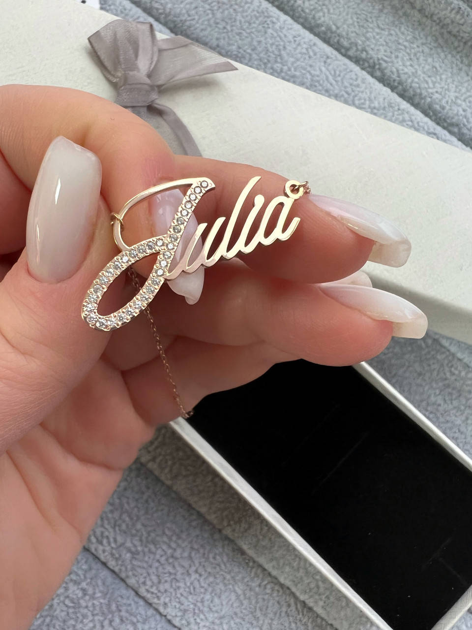 

Серебряное колье именное позолоченное с фианитами Julia ПЛ-059