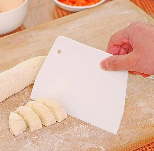 

Шпатель-скребок кулинарный кондитерский белый Cake derator трапеция