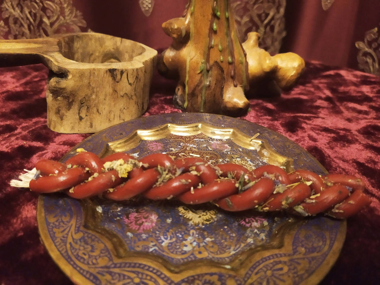 

Свеча восковая скрутка красная с травами, Красный