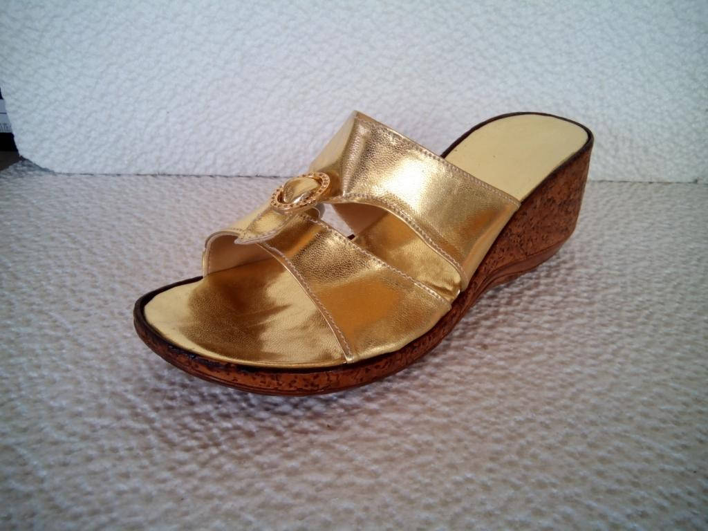 

Женские шлепанцы золотые на танкетке (12 золото)