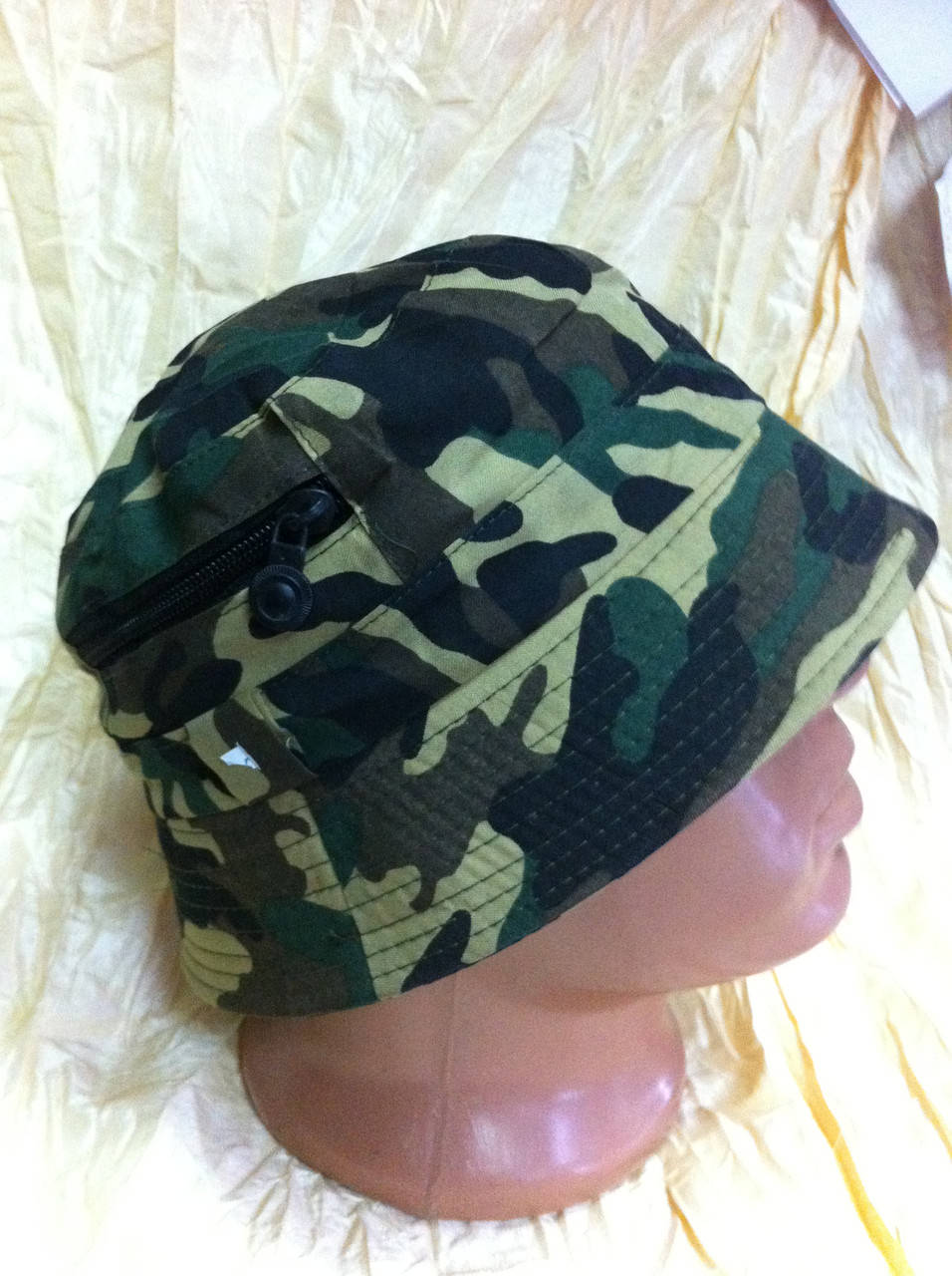 

Панамка камуфляжного цвета с замком