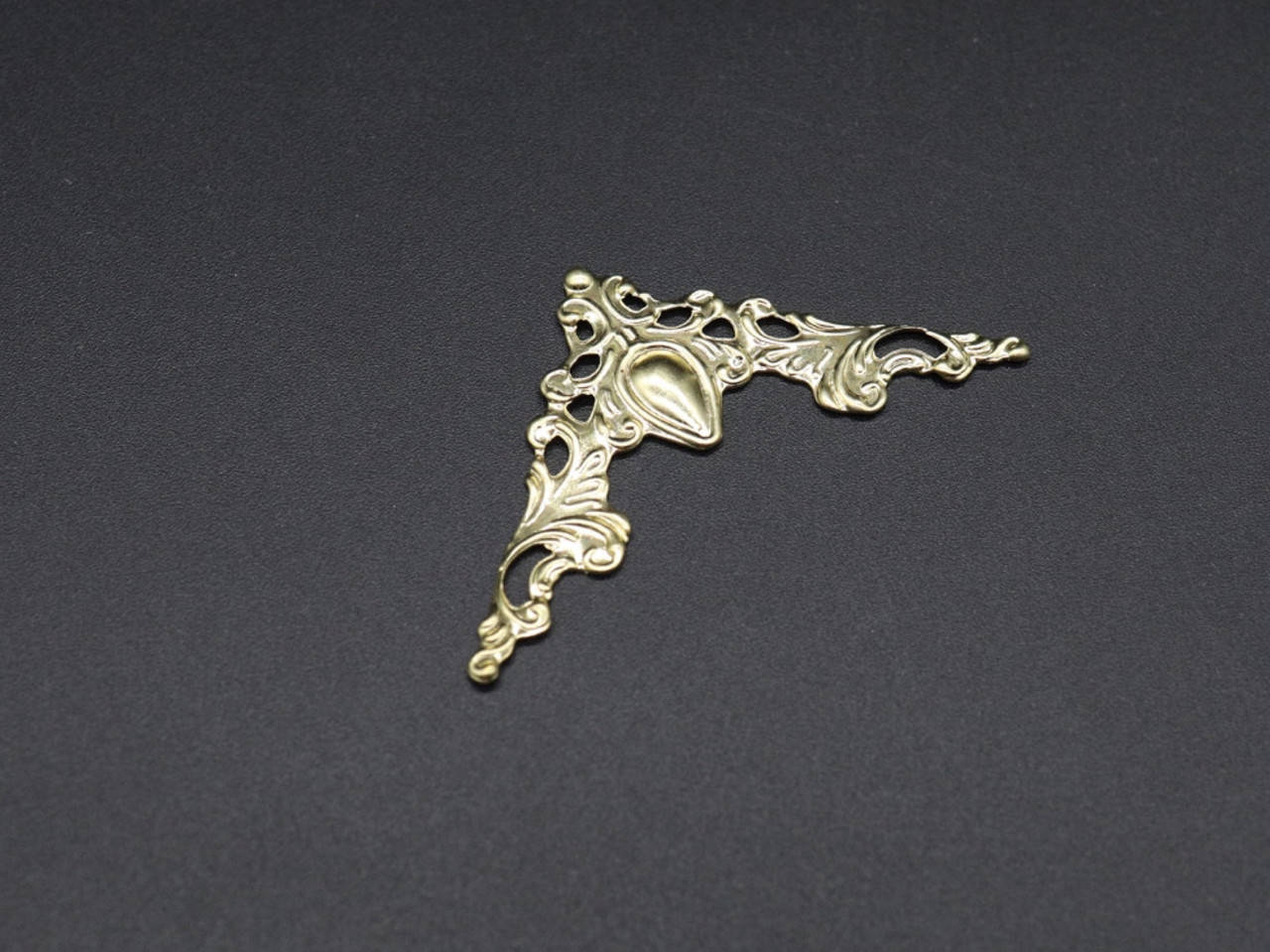 

Уголок тонкий накладной. 40х40мм